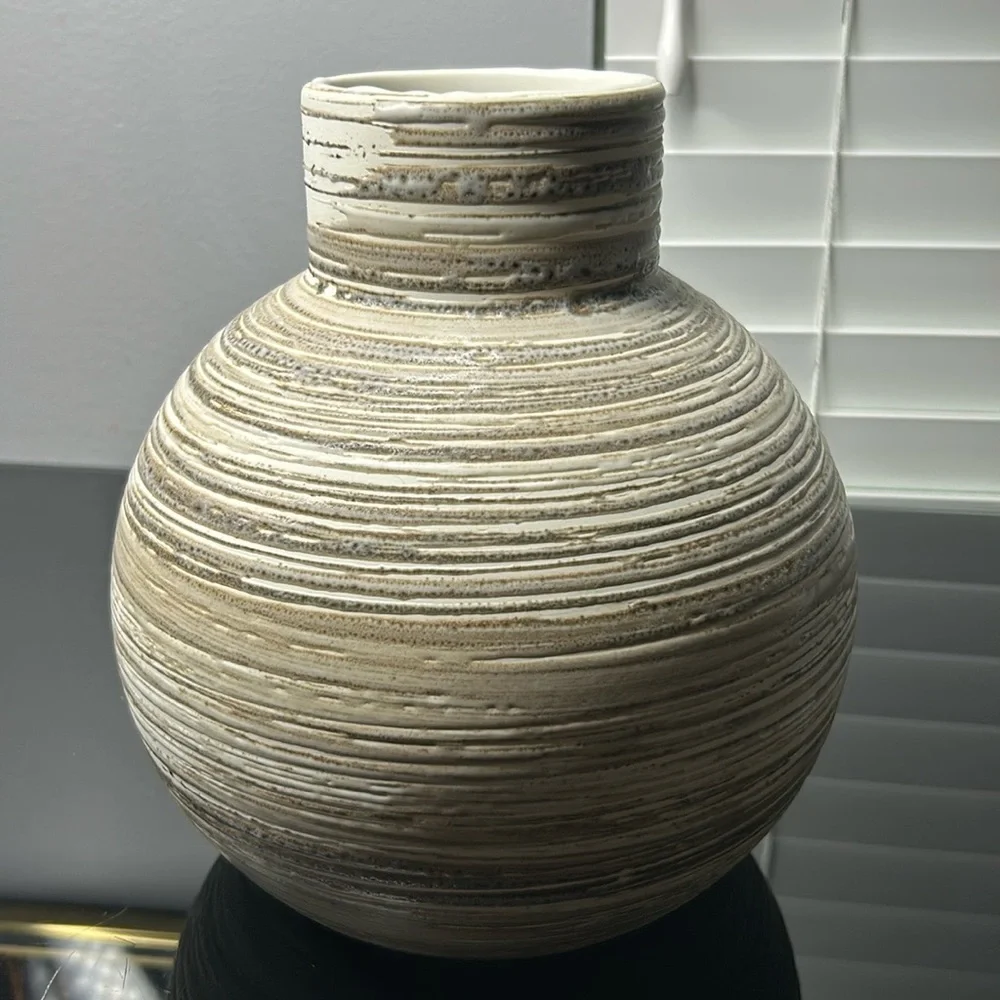 Cove Short Circular Vase